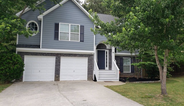 SPACIOUS Cartersville HOME that SLEEPS UP TO 13 PEOPLE and 12 min. to Lakepoint!