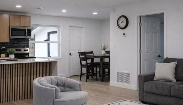 Spacious Casselberry Home Near Attractions. Host capacity up to 10 people