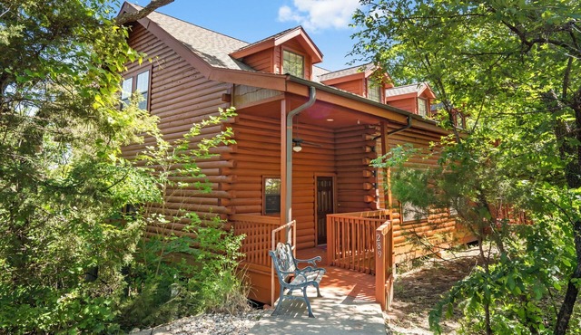 Spacious Cedar Cabin Near Branson Attractions – Sleeps 10