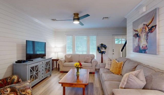 Spacious Central Charm - Central College Station Location by Lovely Central Park