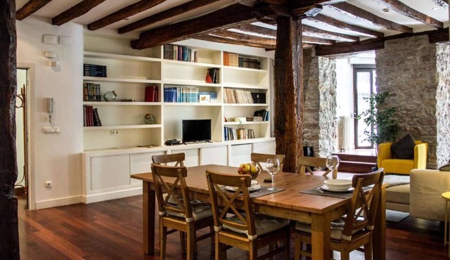 Spacious, Central and Authentic Family Apartment