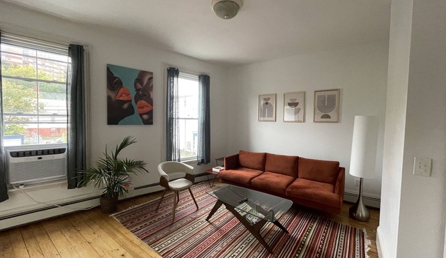 Spacious Central Beautiful Apt: 4 Bedrooms, 5 Beds & 2 free parking.