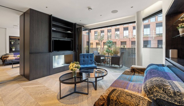 Spacious Central Flat with Rare A/C