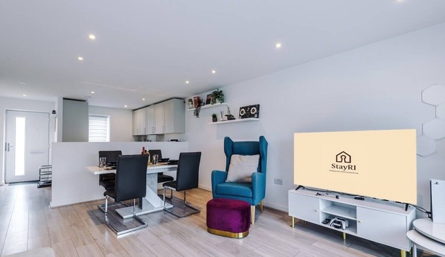 Spacious Central Home in MCR w/Parking, PS5 &WiFi