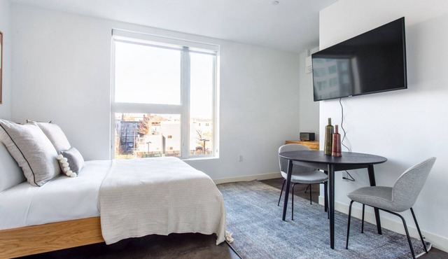 Spacious Central Square Studio w/Doorman, near T Stop