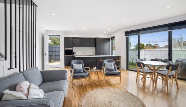 Spacious, Central to All Shops and beach