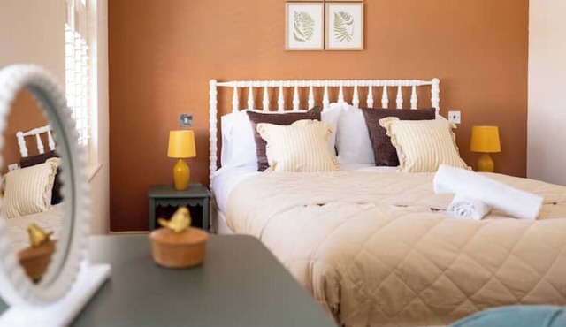 Spacious central townhouse - a short walk to attractions, shops and restaurants