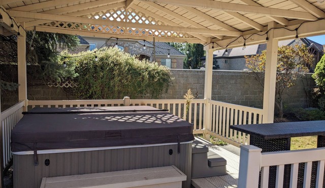 Spacious centrally located house in SLC w/game room and hot tub!