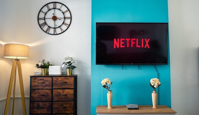 Spacious Central Yeovil Stay | Perfect for Contractors | Free Wi-Fi | Sleeps 8