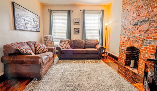 Spacious & Centrally Located Apt (Sleeps 8)