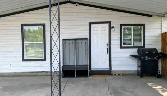 Spacious centrally located 1 bedroom by airport