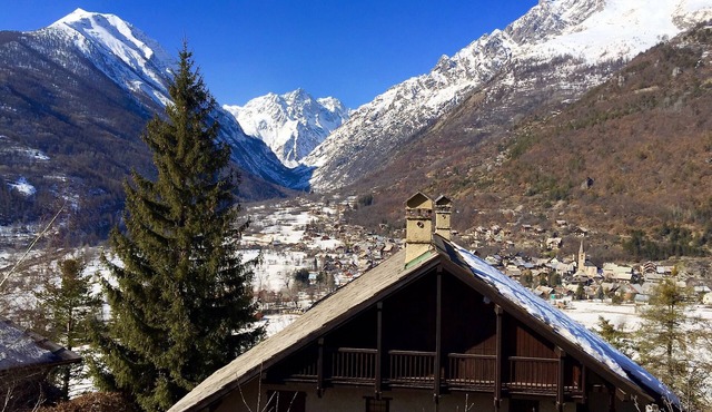 Spacious chalet with panoramic view of the Ecrins Park peaks