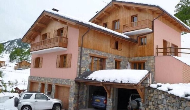 Spacious chalet 100m from the slopes of St Martin/3 valleys ideal for families or friends