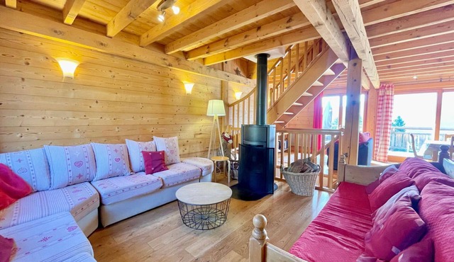 Spacious chalet for 15, pets allowed, parking