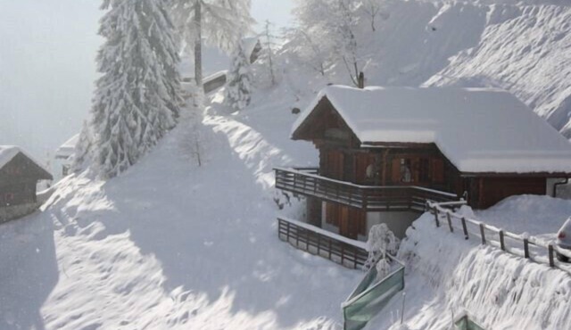 Spacious chalet for 8 to 10 people 250 meters from the slopes: 3 double bedrooms 1 bunk room - spaci