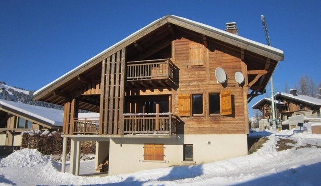 Spacious Chalet for 8, Near Ski Slopes and Lake, 4 Beds, 4 Baths, Fireplace, Terrace, Parking Included