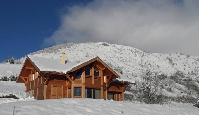 Spacious chalet on large south-facing private plot with mountain views