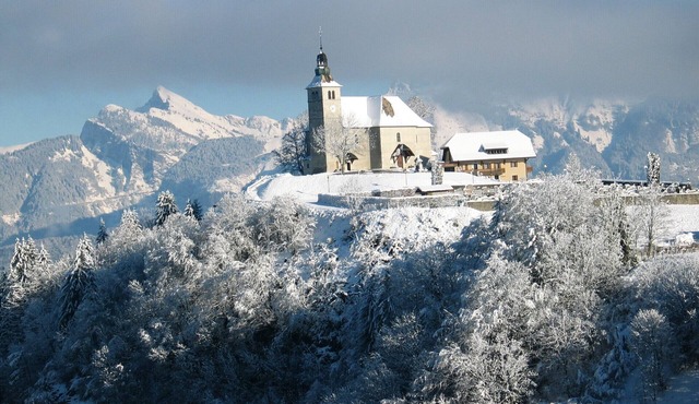 spacious chalet style apartment in Savoyard village 1000 meters Mont Saxonnex