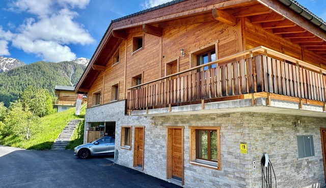 Spacious Chalet with outside Hot tub in 4Vallées ski resort in La Tzoumaz.
