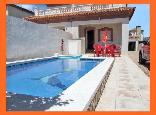 Spacious Chalet with Private Pool in Miami Platja