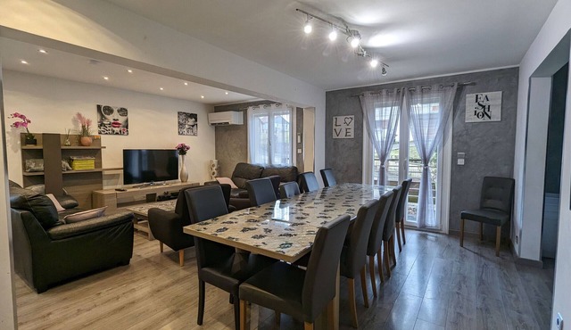 Spacious chalet with sauna, spa, and foosball, near ski resorts