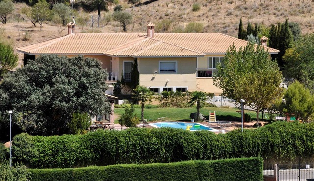 SPACIOUS CHALET WITH POOL, COMFORTABLE AND COMFORTABLE ONLY 2 KM. FROM TOLEDO