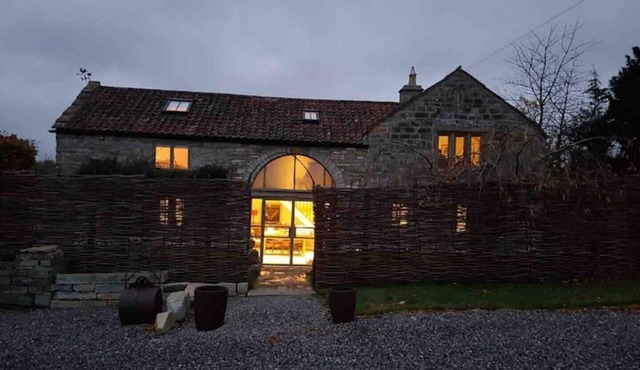 Spacious Character Barn, sleeps 4, <10mins walk to fab dining pub