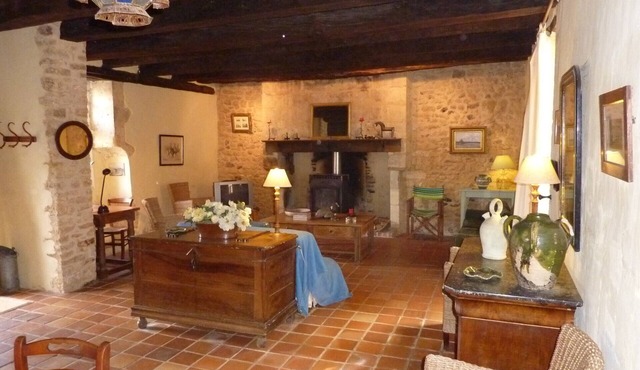 Spacious character cottage with pool