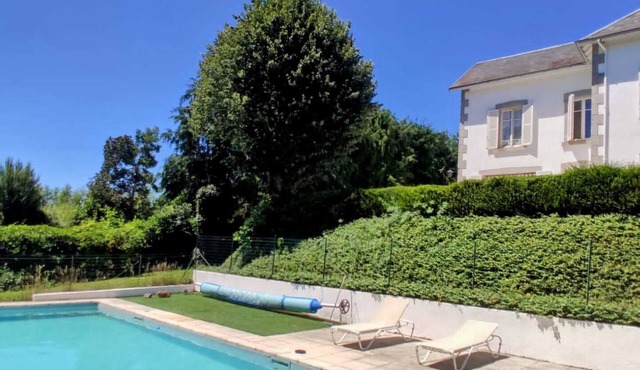 Spacious Character House with Pool – Sleeps 11 – Peace & Nature