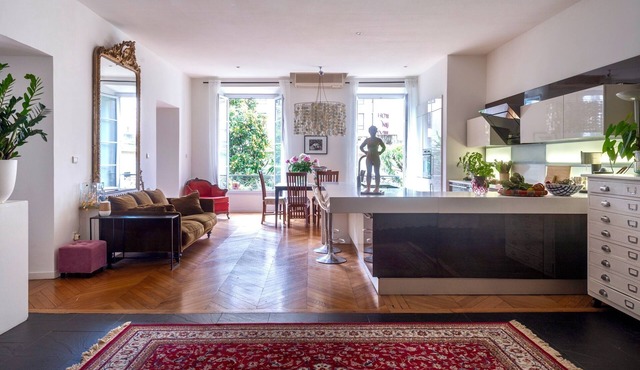 Spacious charming 2 bedrooms, garden view, golden quarter, 5 min walk to beachn