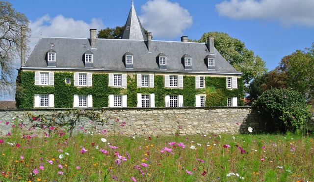 Spacious charming property, well equipped, with large park and tennis