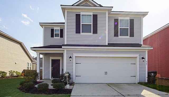 Spacious, charming 2-Story Retreat in Beautiful Summerville – Sleeps 8+