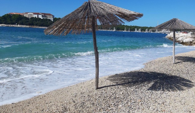 Spacious charming apartment nearby the sea