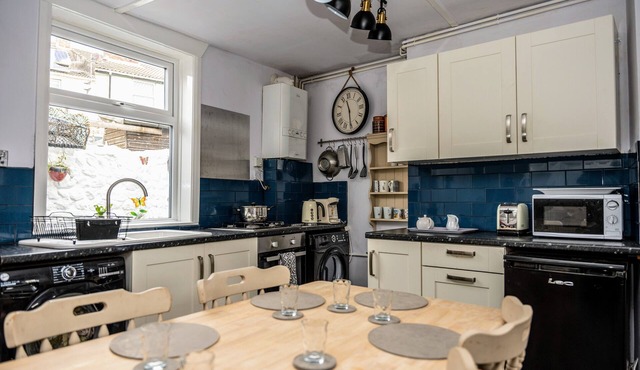 Spacious Charming Cottage near Lake and Sea