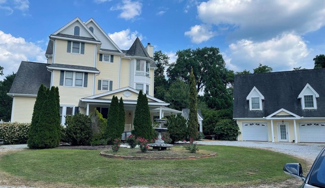 Spacious charming lake house on Lake Hartwell