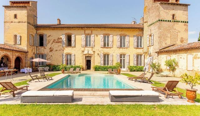 Spacious chateau in fabulous Issus with swimming pool and tennis, WiFi