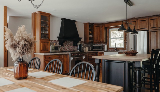 Spacious Chelsea Bungalow Near Gatineau Park, Skiing & Wakefield