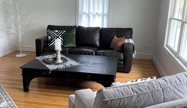 Spacious Chic 3-BDR Apartment in charming St. Charles for you to Create Memories