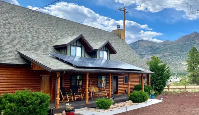 Spacious Chic Cabin with Gorgeous Views, Outdoor Lounge, Family Friendly