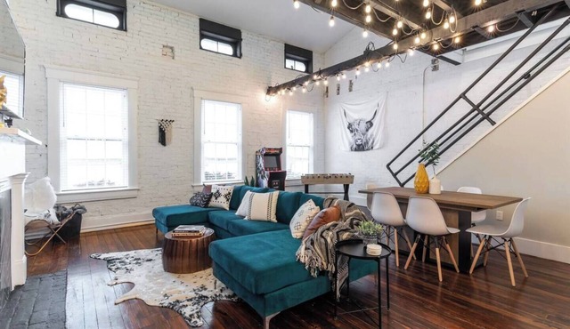 Spacious & Chic - Walk to OTR, DT and Sleeps 11