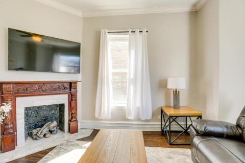 Spacious Chicago Condo w/Deck < 9 Mi to Downtown!