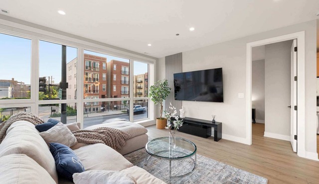 Spacious Chicago Getaway with Balcony and Parking