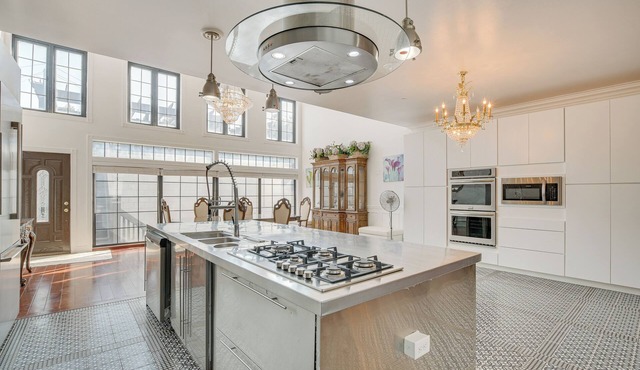 Spacious Chicago Home ~ 6 Mi to Wrigley Field!