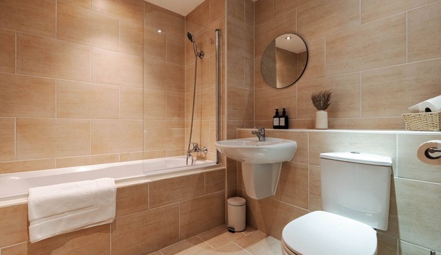 Spacious City Apartment| 2 bd/2 bth| Free Parking