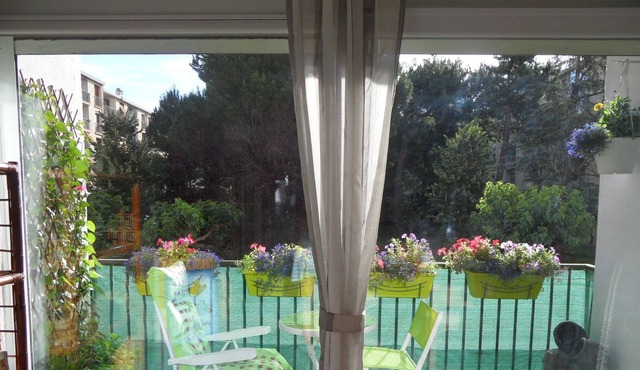 Spacious City-Centre Apt. in Private Grounds by River, (Parking, Lift, 3 bedrm).