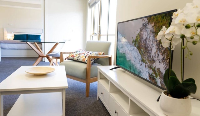 Spacious City Stay Near Lygon Street Dining