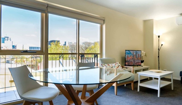 Spacious City Stay Near Lygon Street Dining