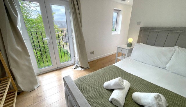 Spacious city townhouse near river - sleeps 11