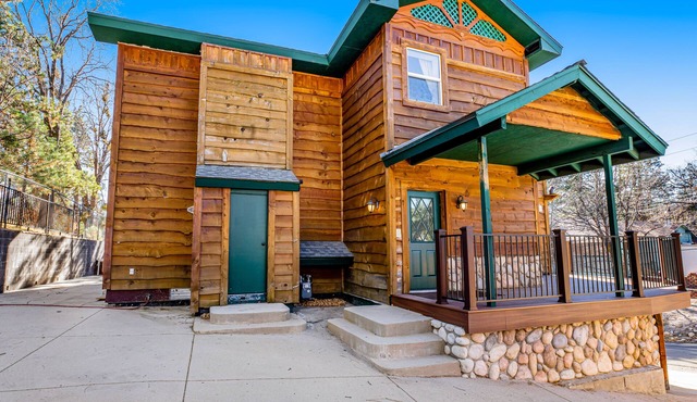 Spacious, classic home near skiing - fireplace, game room & summer seasonal pool