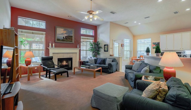 Spacious & Classic 5BR House for 11 w/Backyard + Covered Deck